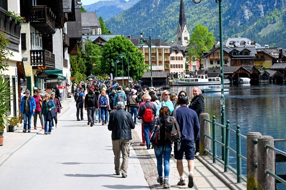 Hallstatt 19.05.2023, Hallstatt, AUT, Hallstatt, im Bild Touristen unterwegs Oberoesterreich *** Hallstatt 19 05 2023, Hallstatt, AUT, Hallstatt, at Picture Tourists on the road Upper Austria Hallstat ...