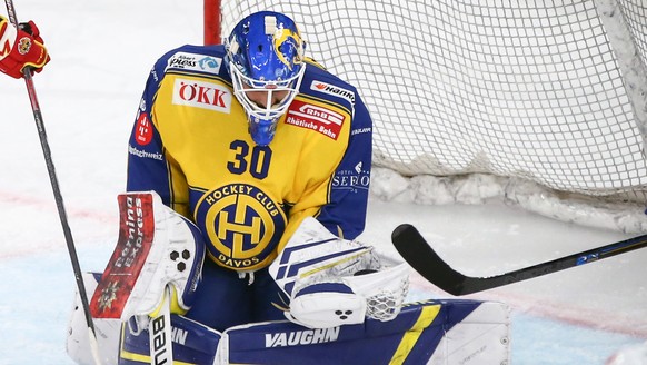 Biels Peter Schneider, links, gegen Davos&#039; Joren van Pottelberghe, rechts, im Eishockey Meisterschaftsspiel der National League zwischen dem EHC Biel und dem HC Davos am Dienstag, 24. September 2 ...