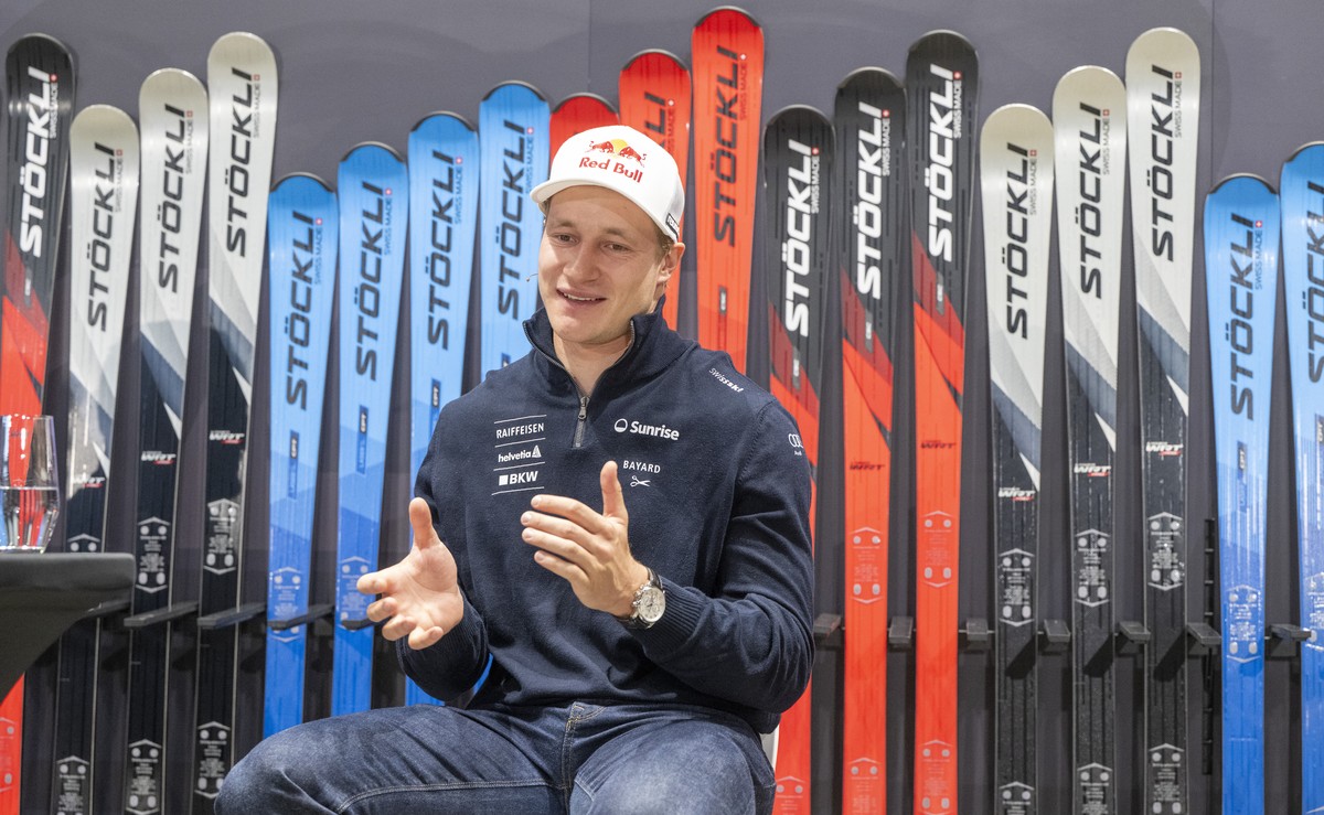 Der Schweizer Skirennfahrer Marco Odermatt anlaesslich einer Medienkonferenz des Skiherstellers Stoeckli zur Ski Alpin Saison 2025/26 beim Hauptsitz der Stoeckli AG in Malters am Freitag, 10. April 20 ...