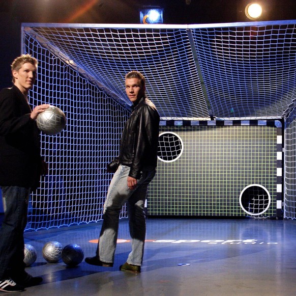 Bildnummer: 01528143 Datum: 07.05.2005 Copyright: imago/Martin Hoffmann
Bastian Schweinsteiger (Bayern, li.) und Lukas Podolski (Köln) vor der Torwand im ZDF Sportstudio; FC Bayern München, Vdig, Luca ...