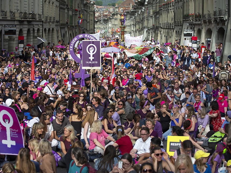 Lohngleichheit gehörte zu den Forderungen des Frauenstreiks im Juni. Ab 2021 müssen grosse Unternehmen untersuchen, ob sie Frauen und Männern für gleiche Arbeit gleichen Lohn bezahlen. (Archivbild)