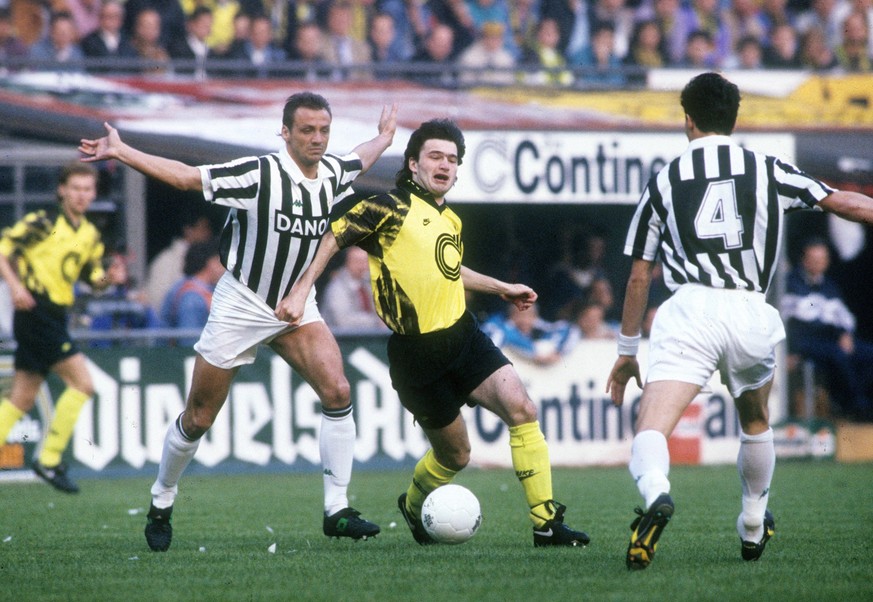 UEFA - CUP Finale: Borussia Dortmund - Juventus Turin 1:3/05.05.1993 in Dortmund. Stephane Chapuisat BvB/Mitte h�lt sich an der Hosen von J�rgen Kohler fest. Re: Dino Baggio beide Juve. *** UEFA CUP F ...