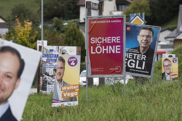 Wahlplakate zu den Gesamterneuerungswahlen des Regierungsrats und des Grossen Rats vom 18. Oktober im Kanton Aargau, aufgenommen am Mittwoch, 7. Oktober 2020 in der Naehe von Aarau. (KEYSTONE/Ennio Le ...