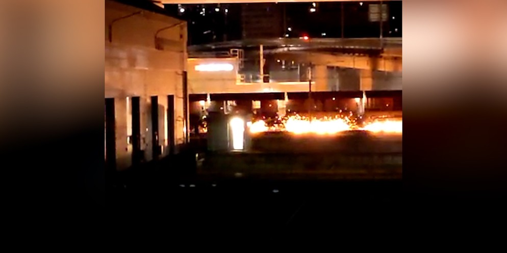 Auf der Internetplattform Reddit rätselte die Community kürzlich über einen funkensprühenden Zug, der in der Nähe der Hardbrücke von einem User gefilmt wurde. Die SBB erklären das heisse Phänomen.