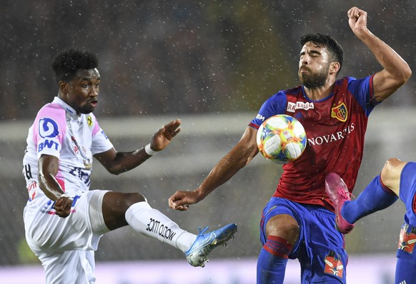 epa07771880 LASK&#039;S Samuel Tetteh (L) in action against Basel&#039;s Eray Ervin Comert during the UEFA Champions League third qualifying round, second leg soccer match between LASK and FC Basel, i ...