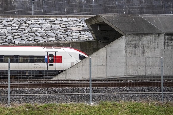 Der erste Personenzug faehrt nach dem Unterbruch durch die Ostroehre in Richtung Sueden in den Gotthard-Basistunnel am Freitag, 29. September 2023 in Erstfeld. Bei der Entgleisung eines Gueterzuges am ...