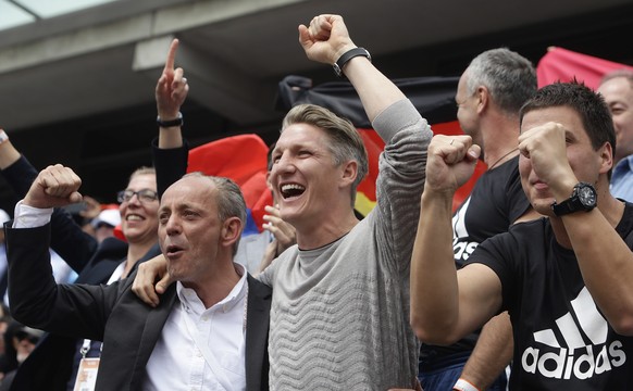 Ivanovic-Freund Bastian Schweinsteiger jubelt mit dem Team der Serbin in der Box.