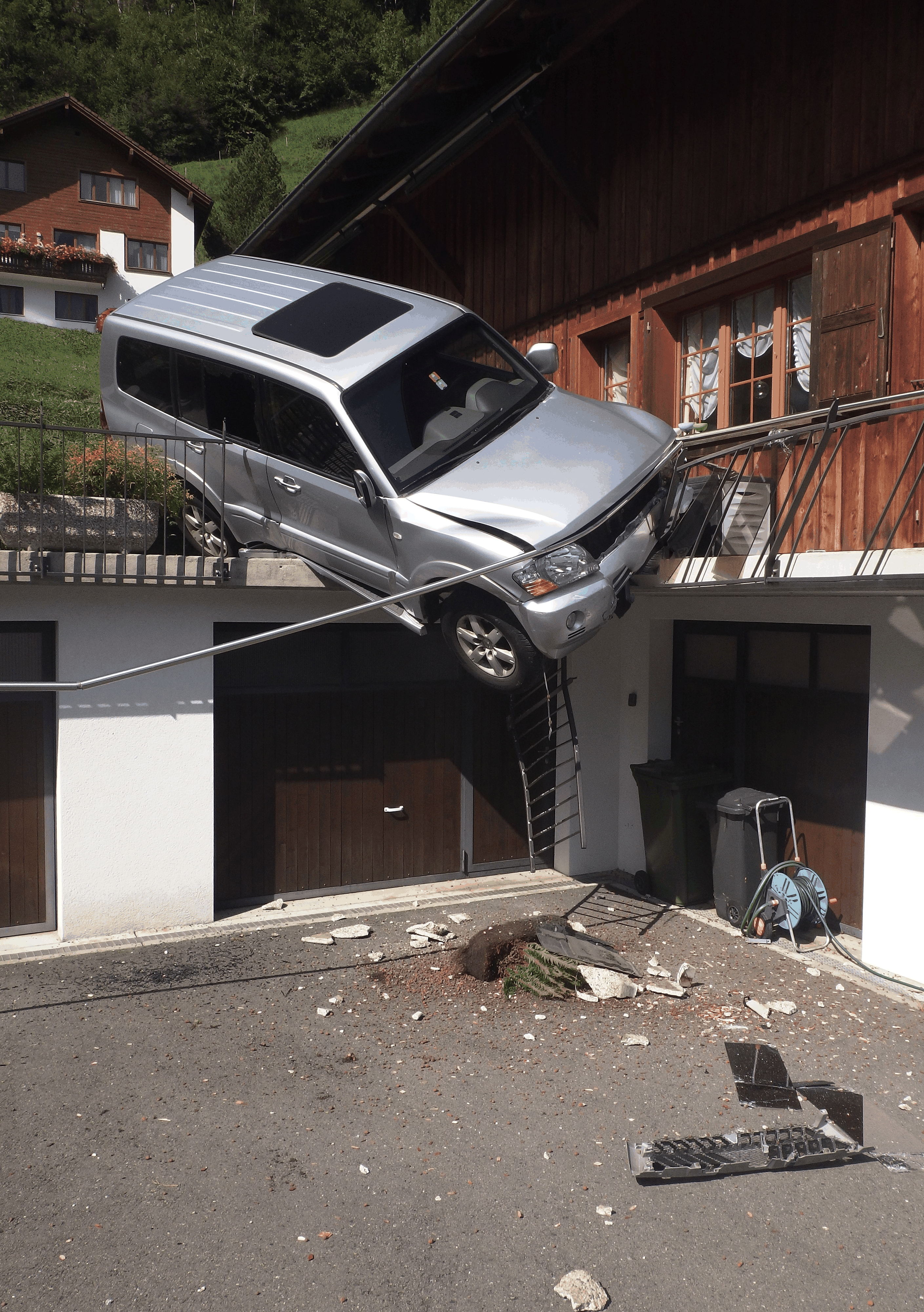 Verkehrsunfall: Terrassengeländer stoppt Irrfahrt von Auto in Bauen UR