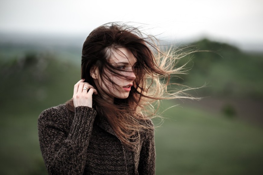 Sie sollte eine Windjacke anziehen. Rauszeit Kleider Schweiz