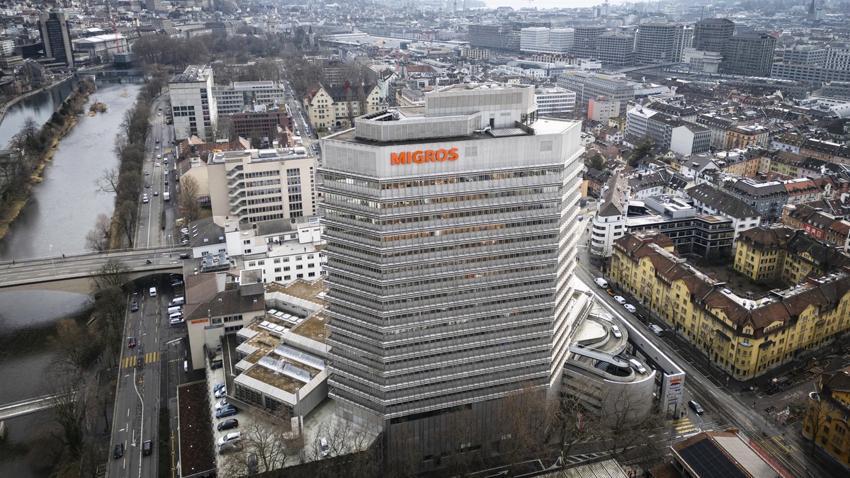 Der Migros Hauptsitz am Limmatplatz, aufgenommen am Freitag, 2. Februar 2024 in Zuerich. Der Detailhandelskonzern Migros sucht neue Besitzer f
