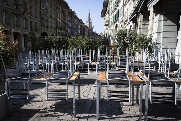 Tische und Stuehle stehen vor einem geschlossenen Restaurant in Bern, am Donnerstag, 19. Maerz 2020. (KEYSTONE/Peter Klaunzer)