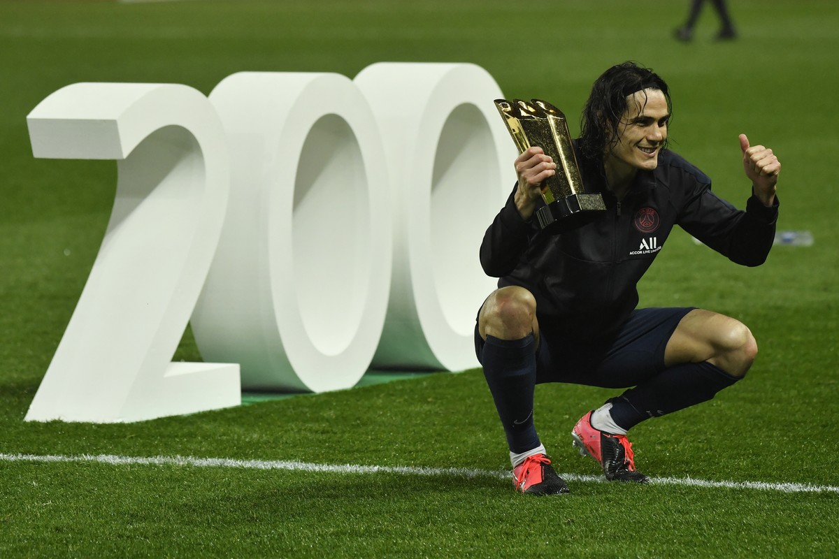 epa08242450 Paris Saint Germain's Edinson Cavani celebrates his two hundredth goal for the club with a trophy after the French Ligue 1 soccer match between Paris Saint-Germain PSG and and Girondi ...
