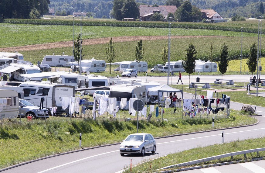 ARCHIV - ZUM POLIZEIBERICHT ZU DEN FAHRENDEN IN DER SCHWEIZ, AM DIENSTAG, 31. OKTOBER 2017, ERHALTEN SIE FOLGENDE ARCHIVBILDER ----- Die Wohnwagen mit auslaendischen Kennzeichen stehen auf einer Wiese ...