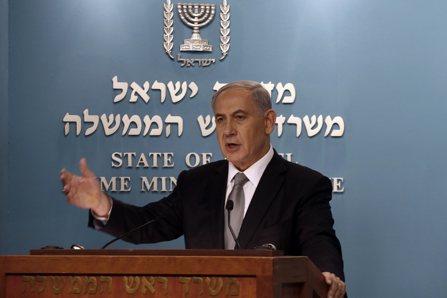Der Hardliner macht ernst: Regierungschef Netanjahu stellt zwei Minister auf die Strasse und will das Parlament auflösen.