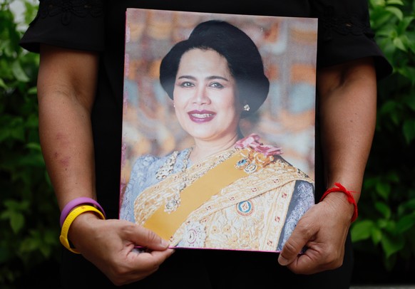 epa12480111 A Thai person mourns Queen Mother Sirikit after the announcement of her death at King Chulalongkorn Memorial Hospital in Bangkok, Thailand, 25 October 2025. The Royal Household Bureau stat ...