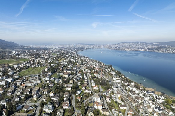 Blick auf die Gemeinde Kilchberg, am linken Ufer des Zuerichsees, auch Pfnueselkueste genannt, aufgenommen am Dienstag, 4. Maerz 2025. KEYSTONE/Ennio Leanza)