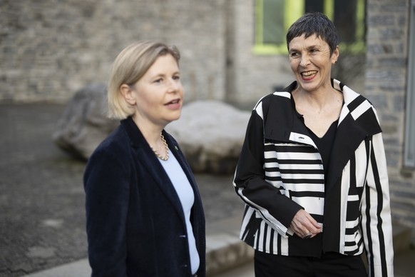 Die Nationalraetinnen Esther Friedli (SVP), links, und Barbara Gsyi (SP) im Gespraech an der ausserordentlichen Mitgliederversammlung der FDP des Kantons St. Gallen, am Donnerstag, 30. Maerz 2023, in  ...