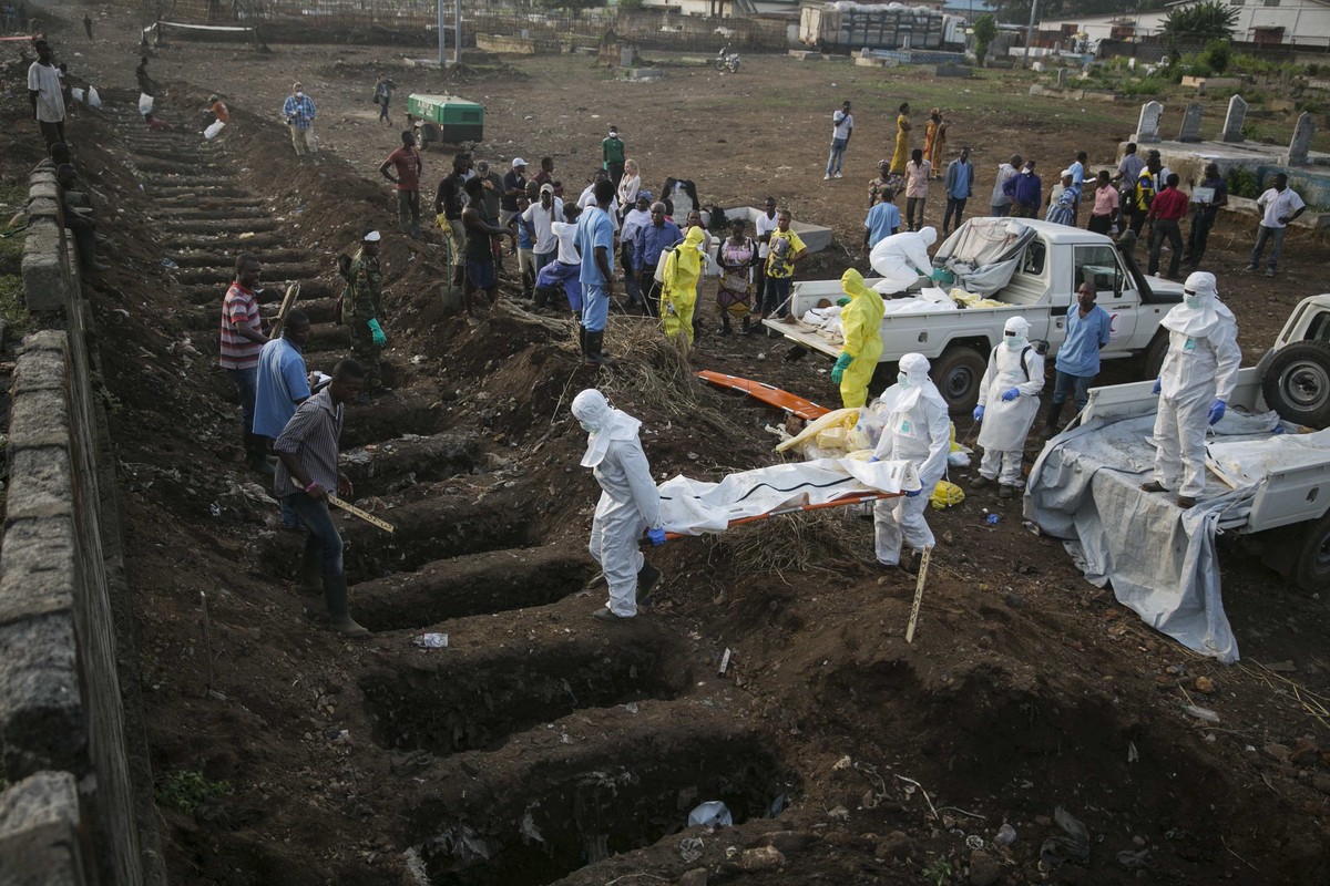 Beerdigung von Ebola-Opfern in Freetown, Sierra Leone, im Dezember 2014. In Westafrika kam es 2014 zur bisher schwersten Ebola-Epidemie.&nbsp;