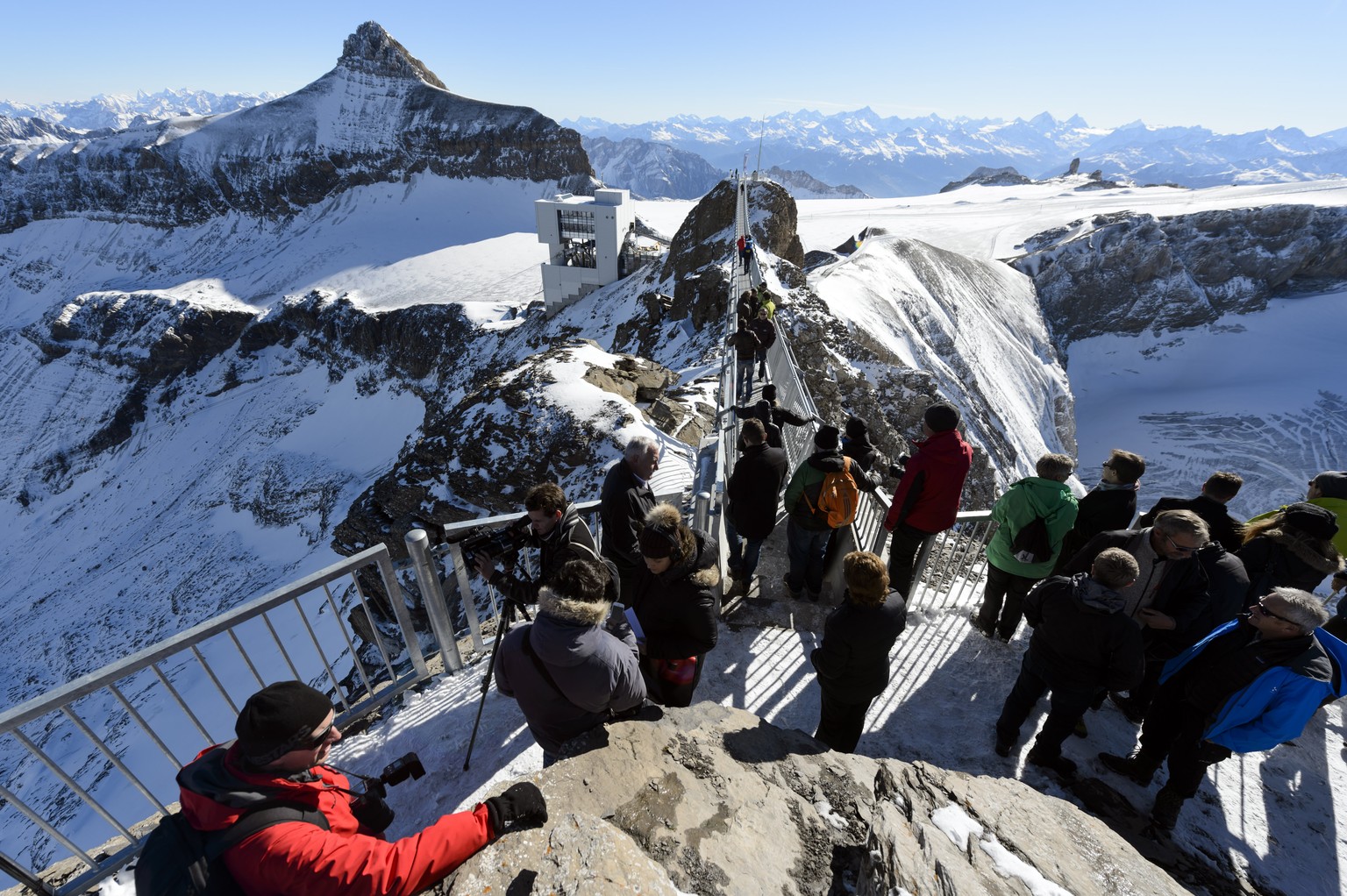 «Das ist eine besonders wichtige Erweiterung des Angebots der Tourismusdestination», wird Bernhard Tschannen, CEO von Glacier 3000, am Freitag in der Medienmitteilung zitiert. Die Brücke sei zudem wic ...