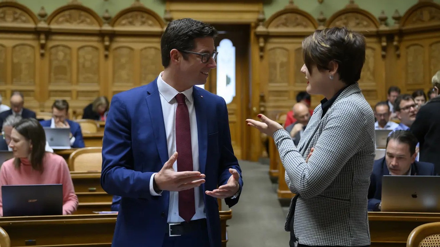 Der Nationalrat beugt sich als erster über das Budget. Im Bild die Mitglieder der Finanzkommission Lars Guggisberg (SVP/BE) und Sarah Wyss (SP/BS).