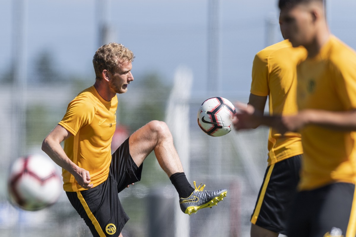 Fabian Lustenberger, neuer Spieler des BSC Young Boys, spielt den Ball im ersten Training der Saison 2019/20 der Fussball Super League, am Montag, 17. Juni 2019, in Bern. (KEYSTONE/Alessandro della Va ...