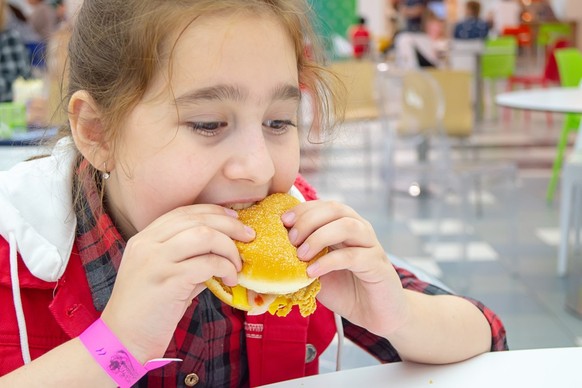 Zu viel ungesundes Essen fördert Übergewicht.