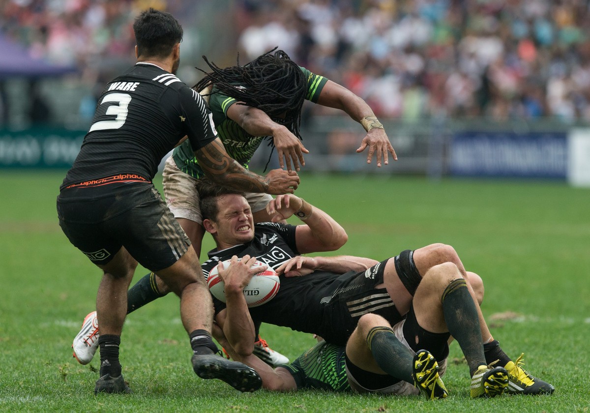 epa05252832 New Zealand's Lewis Ormond is tackled during the match between New Zealand and South Africa for the Hong Kong Rugby Sevens tournament in Hong Kong, China, 10 April 2016. EPA/JEROME FA ...