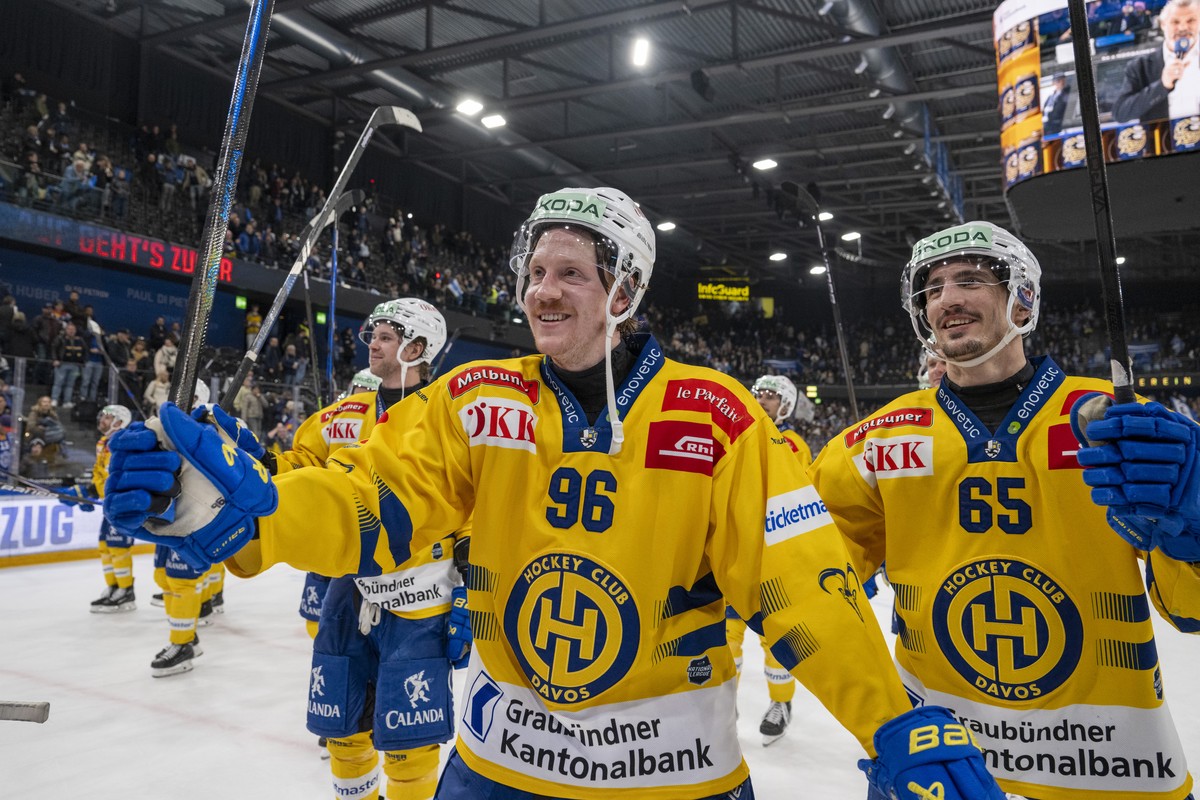 Die Davoser mit Chris Egli, mitte, feiern den Sieg nach dem Eishockey Playoff Viertelfinalspiel, Spiel 1 der National League zwischen dem EV Zug und dem HC Davos am Freitag, 14. Maerz 2025 in Zug. (KE ...