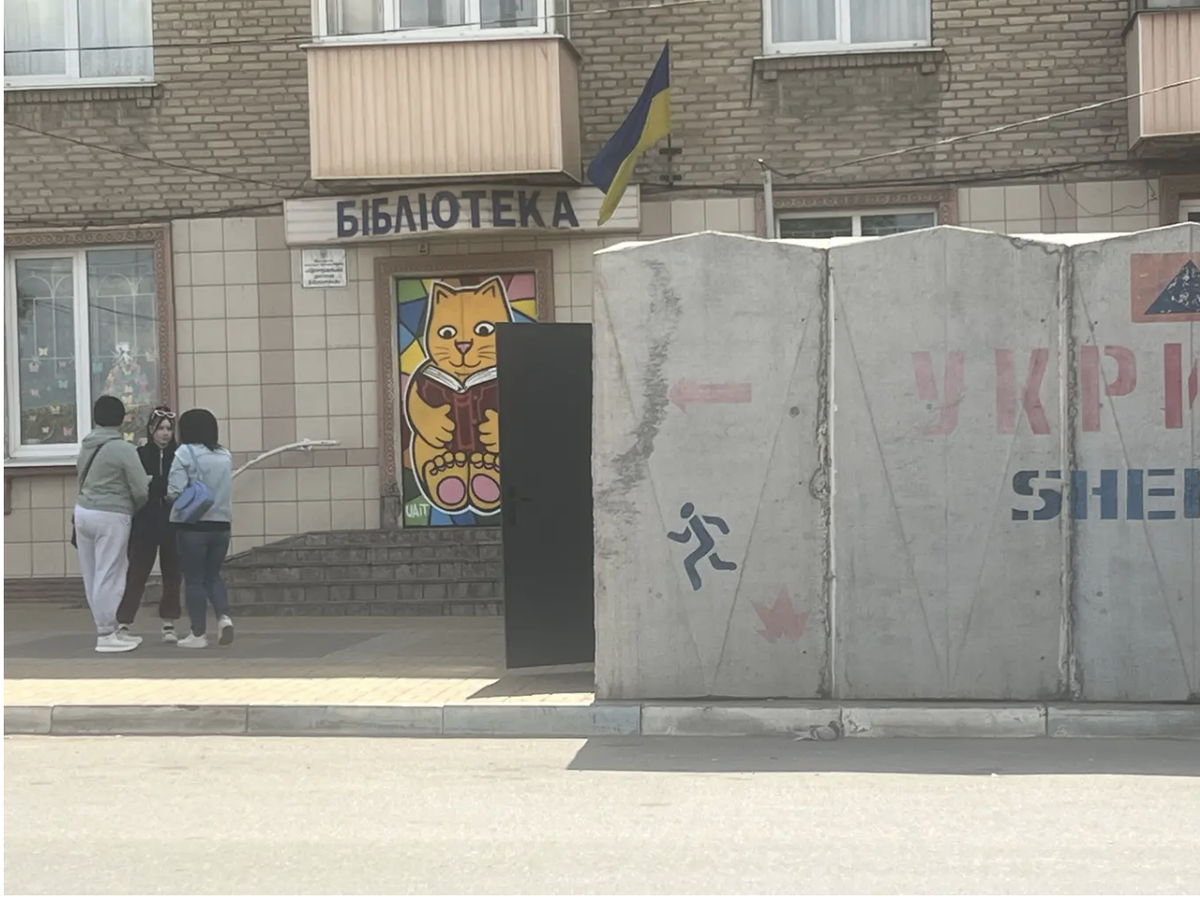 Ein Schutzbunker gegen Artilleriegranaten und Drohnen vor einer Bibliothek in Druschkiwka.