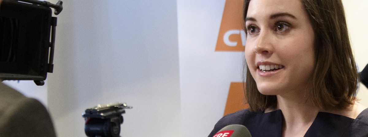Laura Zimmermann, Operation Libero, vom "Kontra Komitee" zu No Billag Initiative, mitte, spricht mit Journalisten von SRF, an der Seite von Diego Yanez, Direktor Schweizer Journalistenschule ...