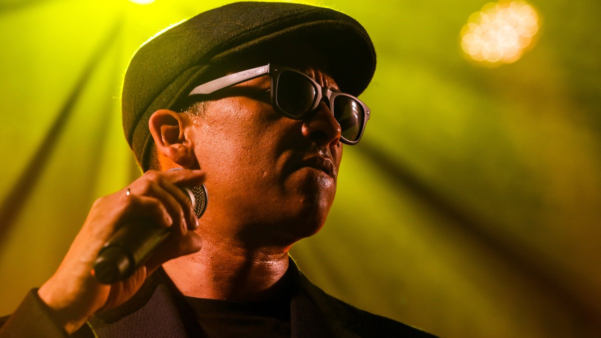 epa05957909 Xavier Naidoo of the German band 'Soehne Mannheims' performs on stage during their concert in Wuerzburg , Germany, 11 May 2017. EPA/ARMANDO BABANI