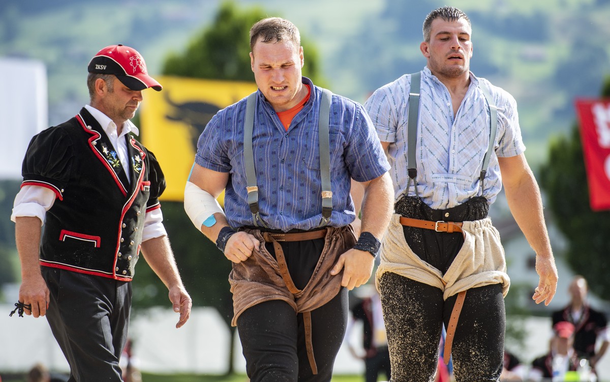 Joel Wicki, mitte, verletzt sich gegen Samuel Giger, rechts, im 1. Gang beim 114. Innerschweizer Schwing- und Aelplerfest auf der Sportanlage Wintersried in Ibach am Sonntag, 4. Juli 2021.(KEYSTONE/Ur ...