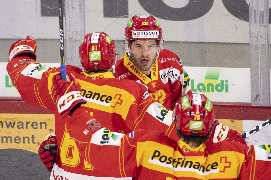 Biels Rajan Sataric. Mitte, jubelt nach seinem Tor (3-2) mit Biels Michael Huegli, links, und Biels Marc-Antoine Pouliot, rechts, beim Eishockey Meisterschaftsspiel der National League zwischen dem EH ...