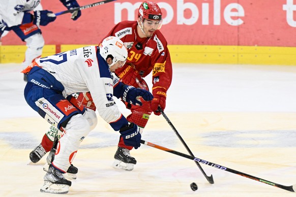 Tigers Miro Zryd, rechts, im Kampf um den Puck gegen Lions Derek Grant, links, beim Eishockey-Qualifikationsspiel der National League zwischen den SCL Tigers und den ZSC Lions, am Freitag 24. November ...