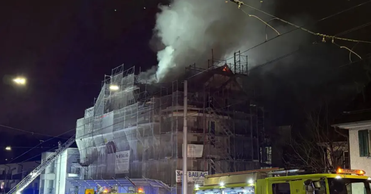 dachstockbrand-in-z-rich-sorgt-f-r-grossaufgebot