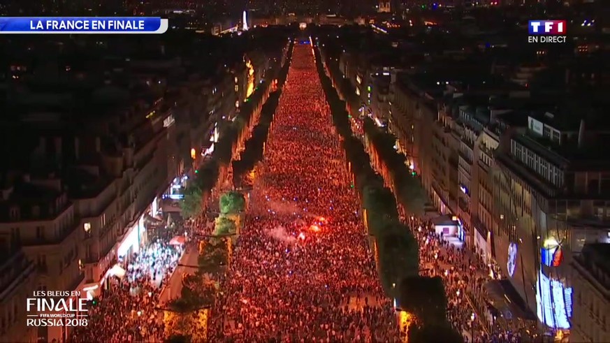 Die Champs Elysées vom Arc de Triomphe aus gesehen. Wie viele Menschen wohl gekommen sind?