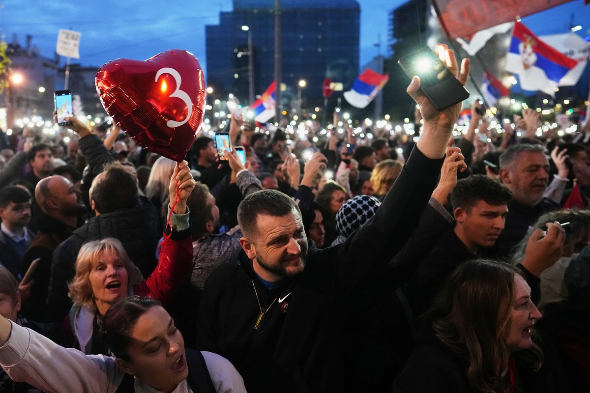 People flash the lights of their mobile phones during the final "Student List  Students Win" rally ahead of a parliamentary election in Belgrade, Serbia, Thursday, Oct. 22, 2026. (AP Photo/ ...