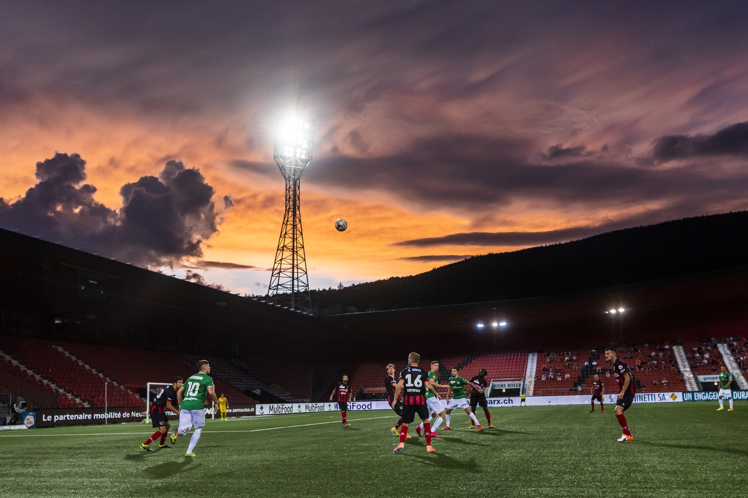 Les deux equipes en action lors de la rencontre de football du Championnat Suisse de Super League entre Neuchatel Xamax FCS et FC St. Gallen le mercredi 1 juillet 2020 au stade de la Maladiere Neuchat ...