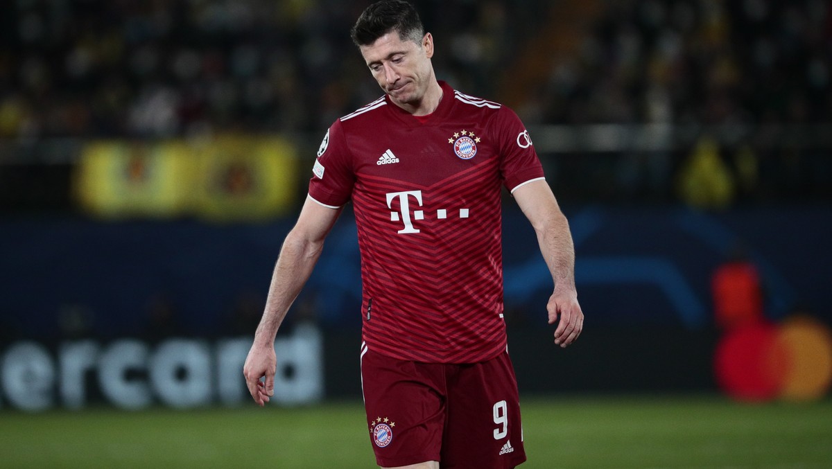 epa09874505 Bayern's Robert Lewandowski reacts during the UEFA Champions League quarter final, first leg soccer match between Villarreal CF and Bayern Munich in Villarreal, eastern Spain, 06 Apri ...