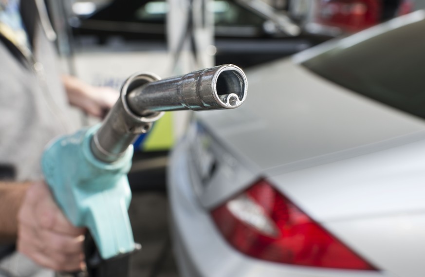 ARCHIV - Zur heutigen Eidgenoessischen Abstimmungen vom Sonntag, 8. Maerz 2015: „Energie- statt Mehrwertsteuer“, stellen wir ihnen dieses Themenbild zur Verfuegung. - A gas pump nozzle at a BP gas sta ...