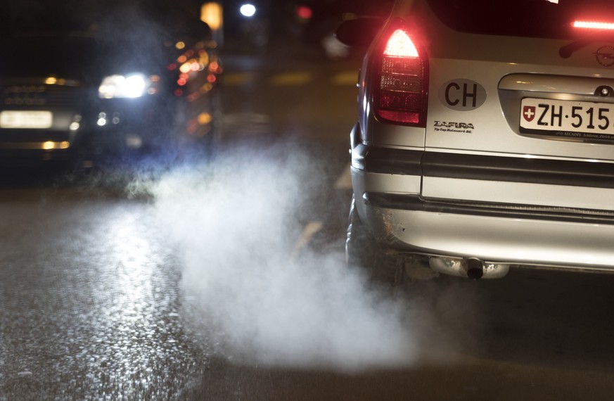 ARCHIV ? ZU DEN THEMEN DER EIDGENOESSISCHEN RAETE AN DER HERBSTSESSION VON HEUTE MONTAG, 23. SEPTEMBER 2019, STELLEN WIR IHNEN FOLGENDES BILDMATERIAL ZUR VERFUEGUNG - Exhaust fumes come out an Opel, p ...