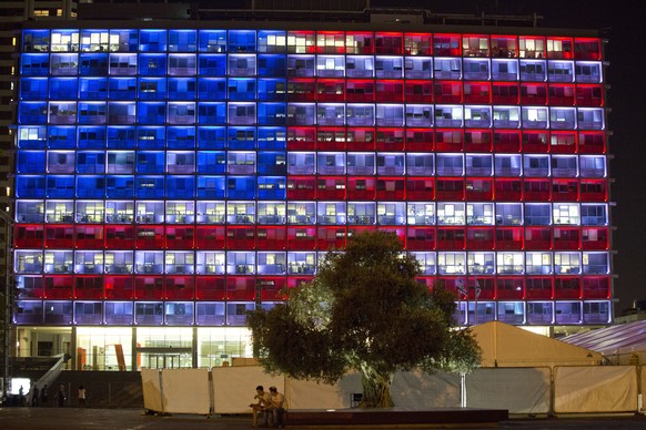 Tel Aviv&#039;s municipality building is lit with the colors of the American flag in solidarity with victims of Las Vegas shooting in Tel Aviv, Israel, Monday, Oct. 2, 2017. (AP Photo/Ariel Schalit)