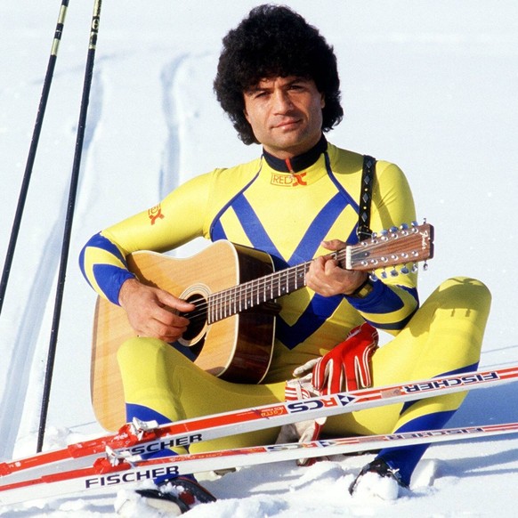 IMAGO / Sven Simon

Heiße Lieder im kalten Schnee: Schlagersänger Costa Cordalis (Griechenland) läßt am Rande einer Skilanglauftour die Gitarre sprechen Nordischer Skilauf Herren Skilanglauf 1984, Lan ...