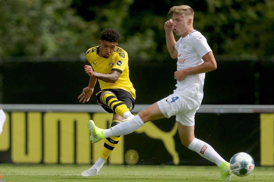 Bad Ragaz, Switzerland 30.07.2019, Testspiel, Borussia Dortmund vs FC Zuerich, Jadon Sancho (BVB) und Becir Omeragic (FCZ) im zweikampf, battle for the ball ( Defodi-09-541-021830 *** Bad Ragaz, Switz ...