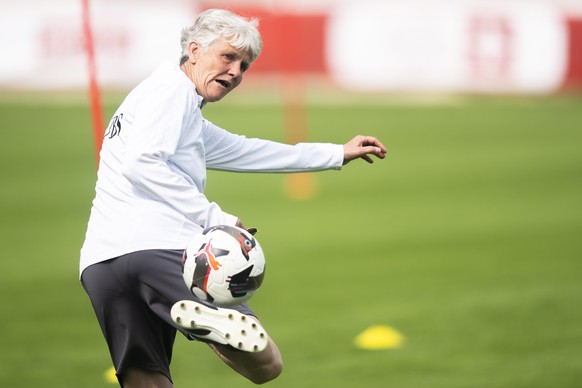 Cheftrainerin Pia Sundhage spielt mit dem Ball vor einem Training der Schweizer Frauen Fussball Nationalmannschaft, am Dienstag, 10. Juni 2025 in Grenchen. Das Schweizer Frauen Nationalteam befindet s ...