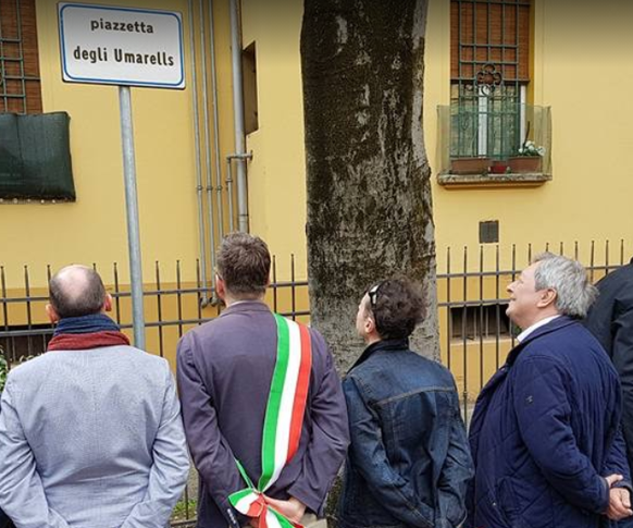 Die Enthüllung der Piazzetta degli Umarells in Bologna.