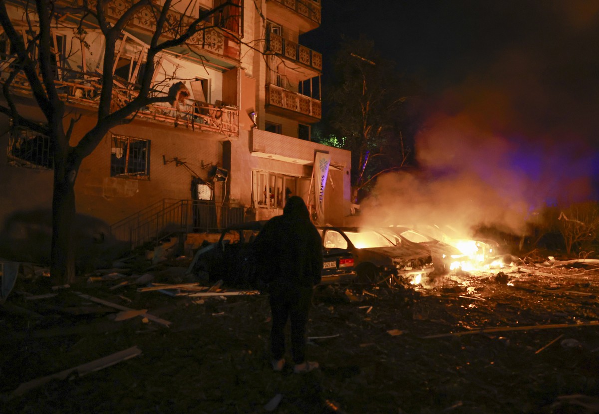 epa13120131 Ukrainian rescuers work at the site of a Russian missile strike on a residential area in Kyiv, Ukraine, 19 July 2026, amid the Russian invasion. At least one person was killed and 15 other ...
