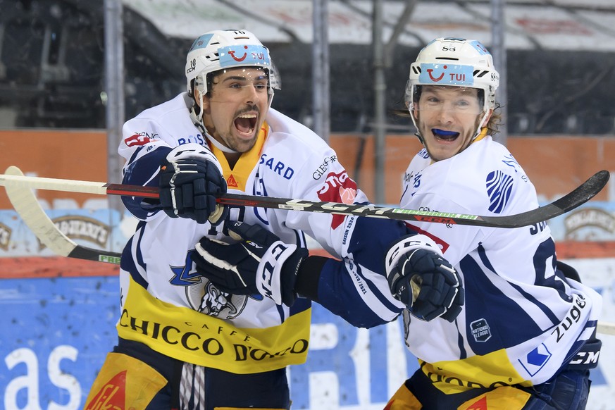 Zugs Jerome Bachofner, links, jubelt nach seinem Tor zum 1-0 mit Zugs Sven Senteler, rechts, im sechste Eishockey Playoff Viertelfinalspiel der National League zwischen dem SC Bern und dem EV Zug, am  ...