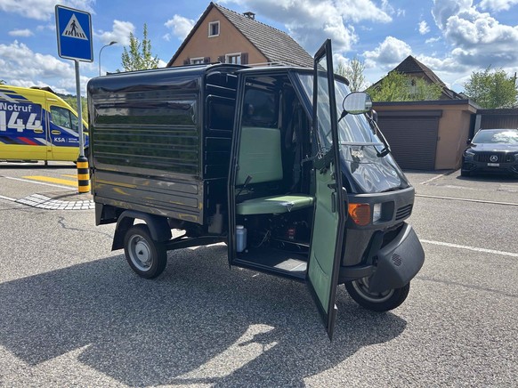 Der Lenker des Piaggio Ape kollidierte mit einer Fussgängerin.