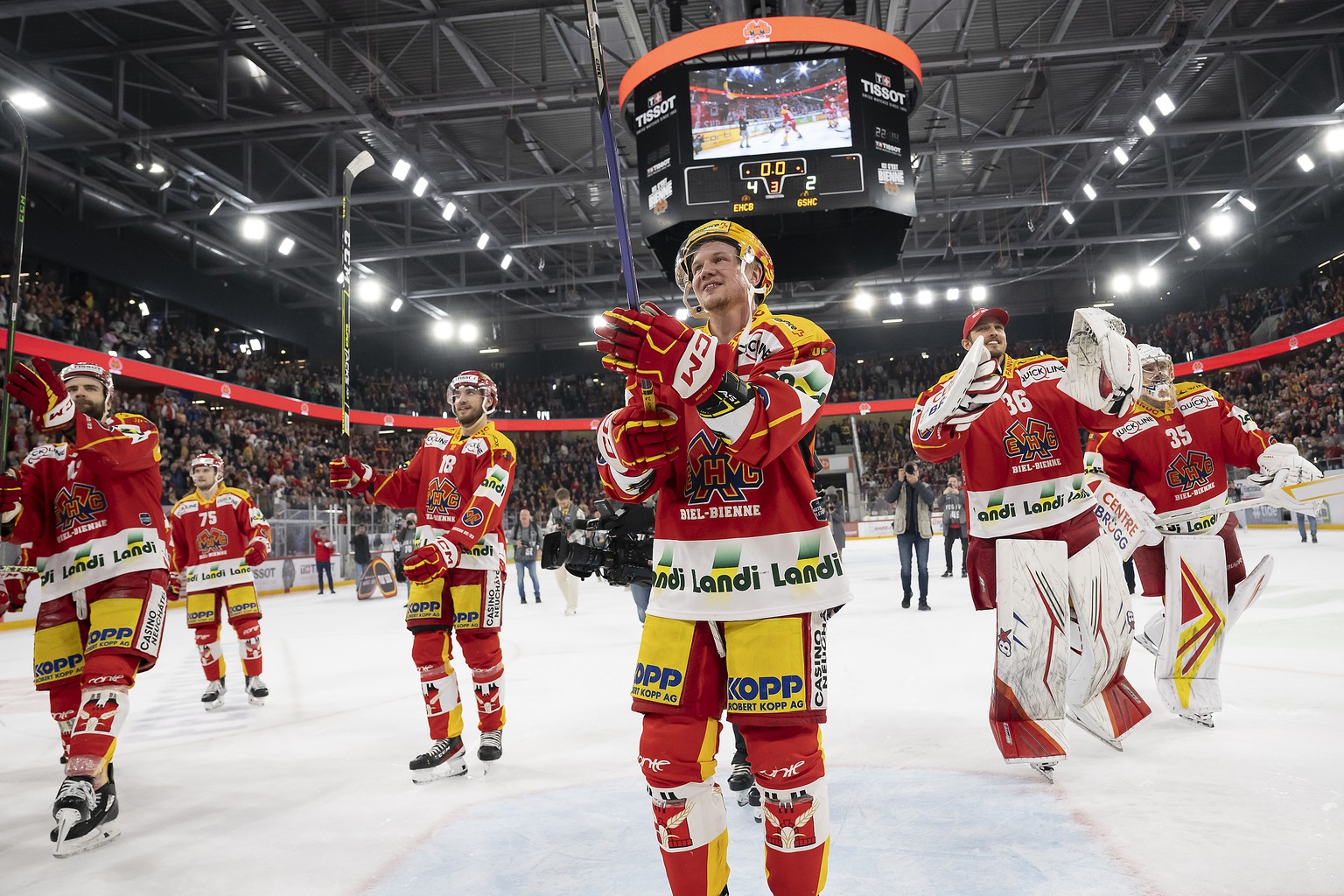 PostFinance Top Scorer Biel&#039;s forward Toni Rajala, center, celebrates the victory 4-2 with teammates after the sixth leg of the National League Swiss Championship final playoff game between EHC B ...